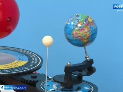 Модельную библиотеку по ул. Советской в Биробиджане оформляют в тематике космоса