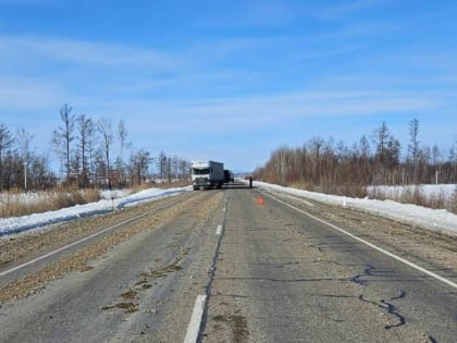 Гравий высыпался из грузовика во время движения по трассе