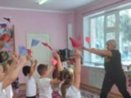 Песни, танцы, коллективное рисование и лапта – как поздравили Биробиджан с Днём народного единства в детских садах?