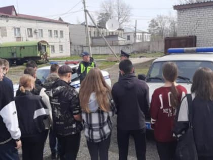 С работой отдела полиции познакомили старшеклассников в Смидовичском районе ЕАО