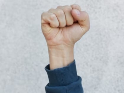 Подросток избил мужчину в автобусе после замечания из-за громкой музыки