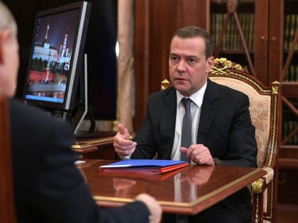 Медведев стал замом Путина, президент ввел в России новую должность