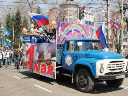 С Праздником Весны и Труда земляков поздравляют первые лица области и города
