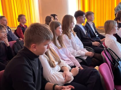 Фильмы о героях СВО показали 11-классникам биробиджанской гимназии №1