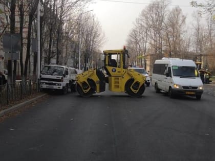 Каток протаранил грузовик в центре Биробиджана