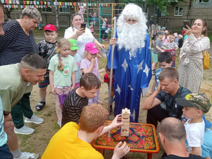 Недетские испытания пришлось выдержать отцам дошкольников в Биробиджане – экзамен им устроили Кикимора, Леший и Баба Яга