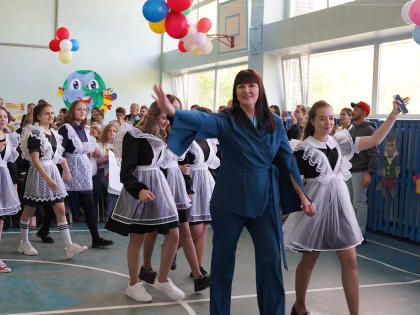 Последний звонок прозвенел для почти 400 выпускников 11-х классов в Биробиджане