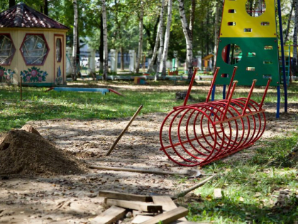 Игровые площадки обновляют в детских садах Биробиджана