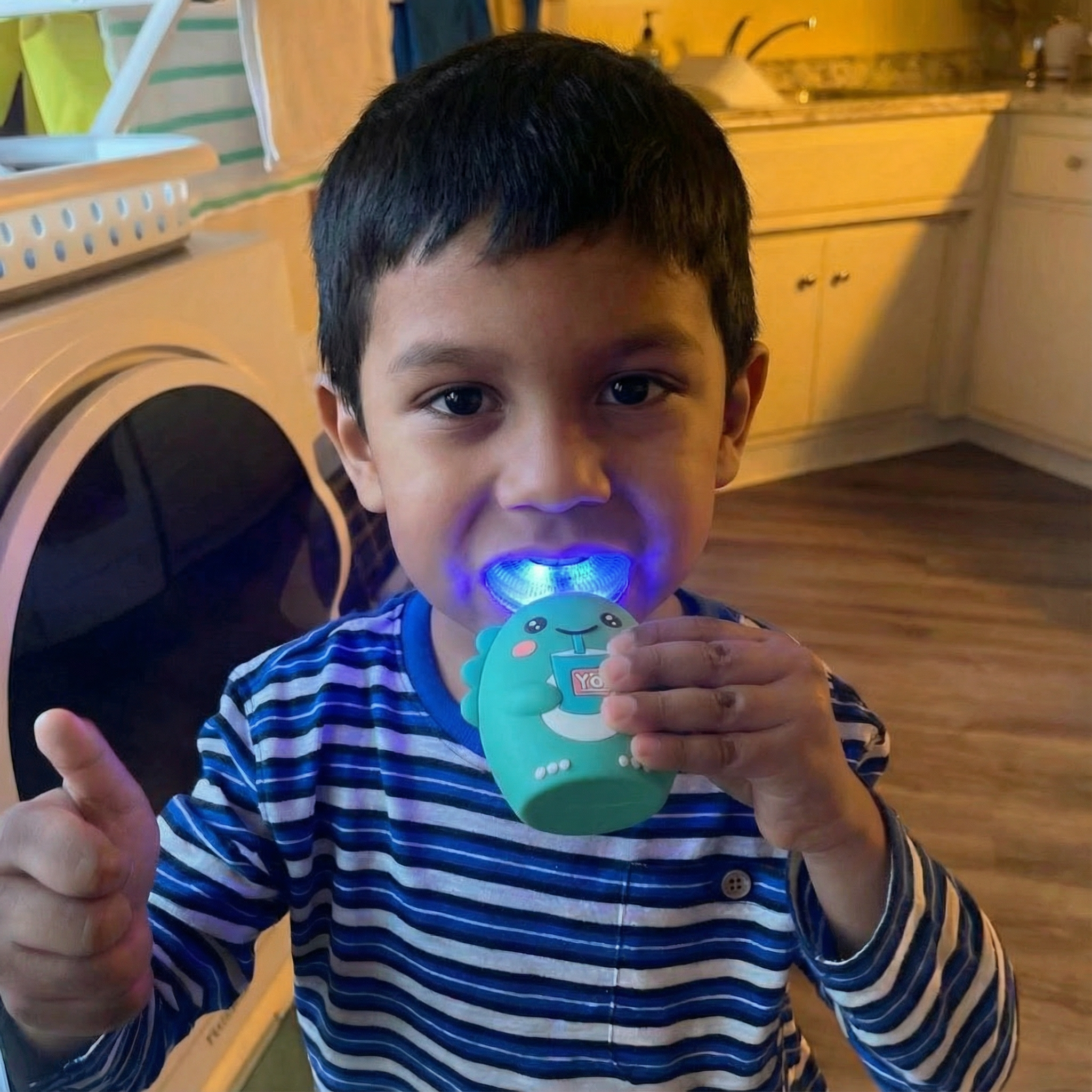 Papa e hijo usando Smile360 Kids