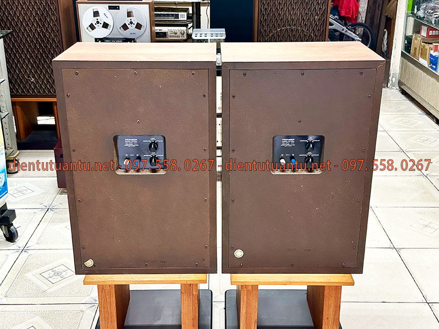 Công ty điện tử Tuấn Tú mang đến quý khách hàng đa dạng sự lựa chọn về thiết bị loa, amply, dàn karaoke gia đình, đầu đĩa, ti vi,... mức giá bán rẻ, phù hợp với từng dòng loa và tình trạng hiện tại, luôn sẵn sàng phục vụ bạn khi nhận được liên hệ, hỗ trợ giao hàng toàn quốc, chính sách hậu mãi tốt.