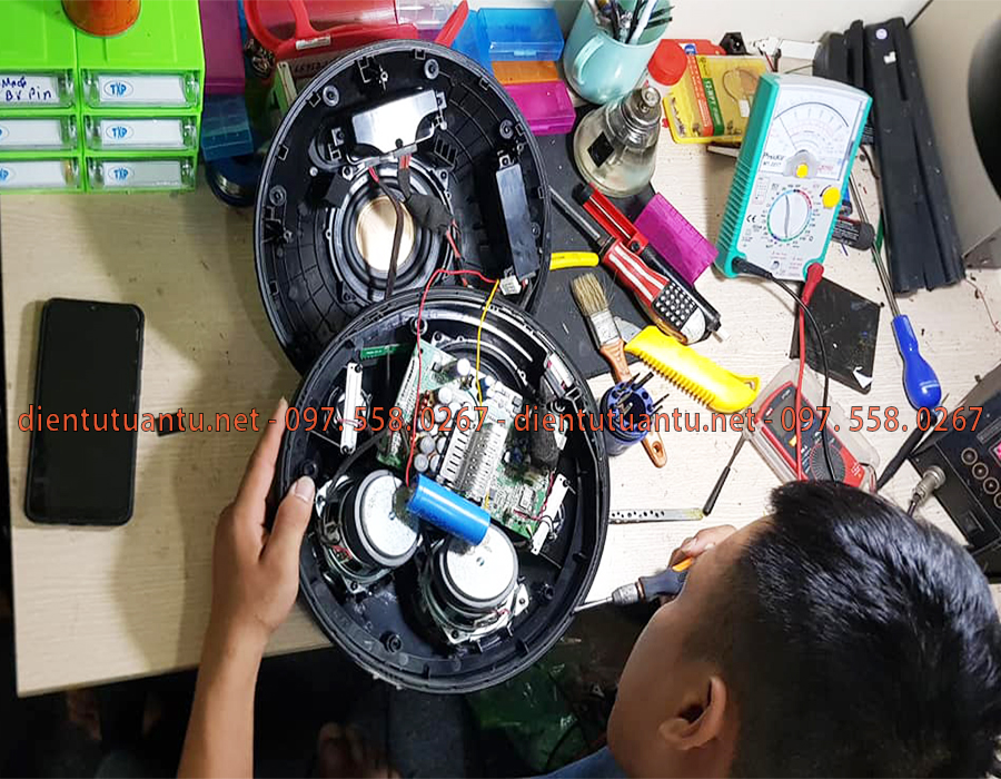 Dịch vụ sửa loa chuyên nghiệp giá tốt cung cấp bởi công ty điện tử Tuấn Tú được thực hiện bởi những người thợ có tay nghề cao, am hiểu sâu sắc về thiết bị loa, giúp xử lý các sự cố hư hại một cách tốt nhất, bên cạnh đó chúng tôi còn hổ trợ quí khách rất tận tình trong nhiều khâu, chế độ bảo hành lâu dài với sản phẩm, chế độ hậu mãi tốt nhất.