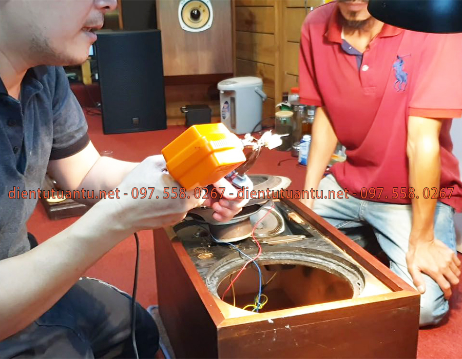 Dịch vụ sửa loa uy tín giá rẻ cung cấp bởi công ty điện tử Tuấn Tú là sự lựa chọn tốt nhất khi quí khách hàng gặp các sự cố không mong muốn về thiết bị loa của mình, với đội ngủ nhân viên làm việc tận tâm, lấy chất lượng công việc làm uy tín hoạt động của công ty, luôn sẳn sàng đáp ứng tốt nhất các yêu cầu quí khách đề ra, giúp xử lý sự cố dứt điểm, đêm đến thiết bị hoạt động tốt trong thời gian dài.