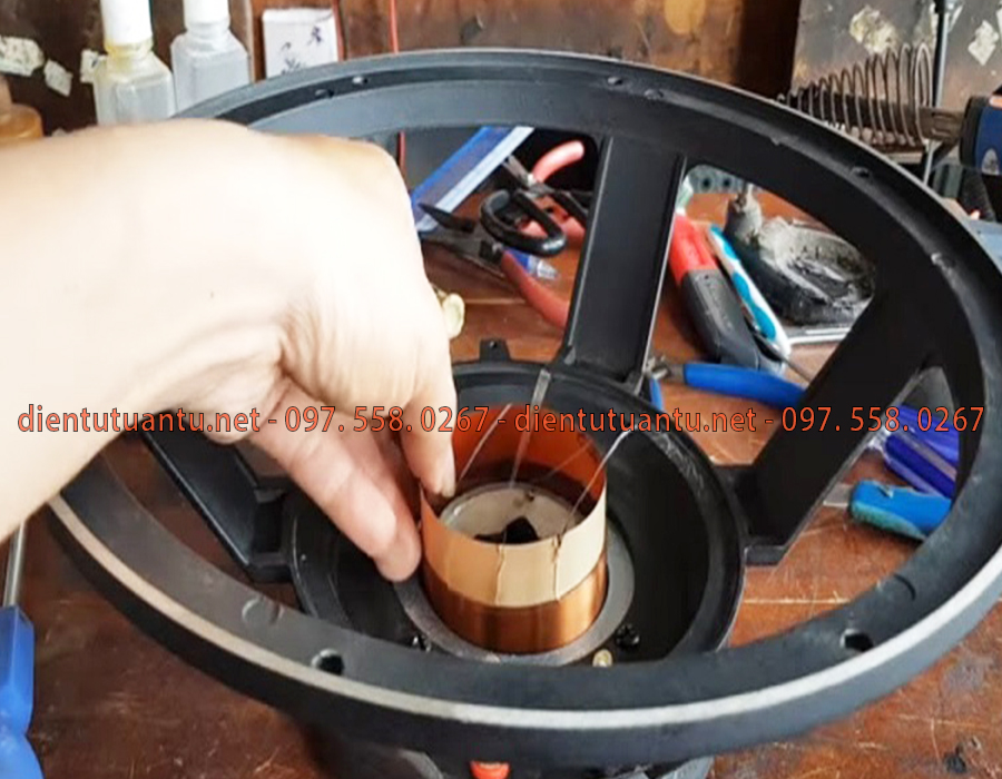 Thông qua bài viết trên công ty điện tử Tuấn Tú đã giới thiệu đến quí khách các bước thực hiện và vì sao nên chọn chúng tôi là đơn vị sửa chữa loa khi gặp sự cố, với uy tín, kinh nghiệm nhiều năm trong nghề, chúng tôi sẽ khắc phục sự cố của loa một cách tốt nhất, tránh các lãng phí không cần thiết, sửa chữa và báo giá đúng bệnh của thiết bị.