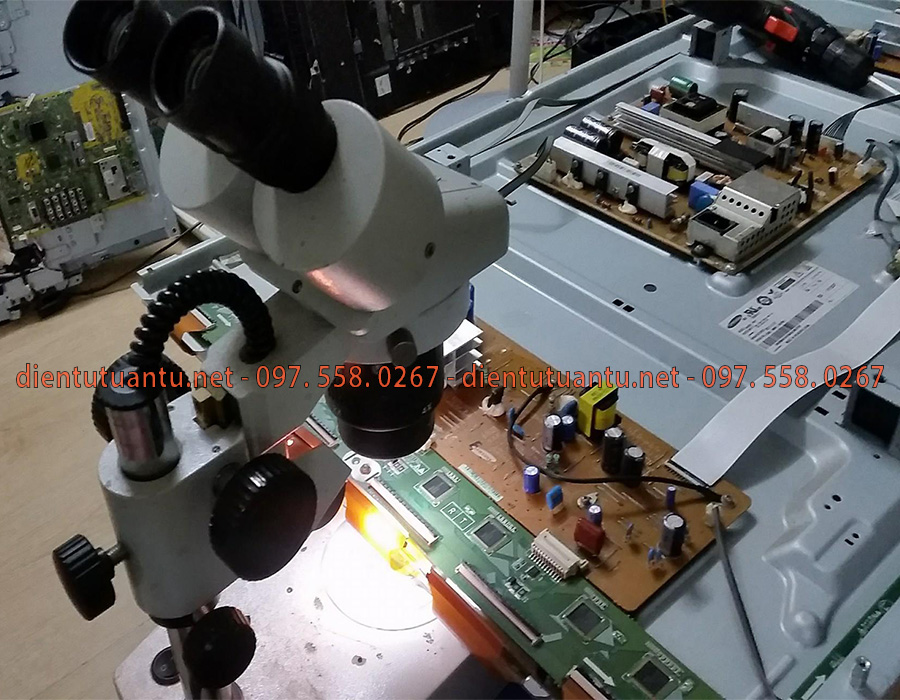 Công ty điện tử Tuấn Tú là đơn vị có uy tín cao, hoạt động lâu năm trong lĩnh vực điện tử dân dụng, đáp ứng ra thị trường rất nhiều loại dịch vụ điện tử khác nhau từ sửa tivi, dàn karaoke, amply đến thu mua các thiết bị tivi cũ, amply cũ, với đội ngủ nhân viên đông, có kinh nghiệm lâu năm trong nghề, sẽ làm hài lòng các yêu cầu quí khách đề ra.