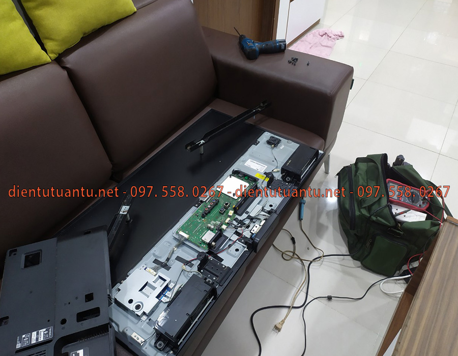 Công ty điện tử Tuấn Tú là đơn vị có uy tín cao, hoạt động lâu năm trong lĩnh vực điện tử dân dụng, đáp ứng ra thị trường rất nhiều loại dịch vụ điện tử khác nhau từ sửa tivi, dàn karaoke, amply đến thu mua các thiết bị tivi cũ, amply cũ, với đội ngủ nhân viên đông, có kinh nghiệm lâu năm trong nghề, sẽ làm hài lòng các yêu cầu quí khách đề ra.