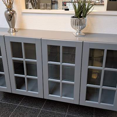Vitrine skabe på væg