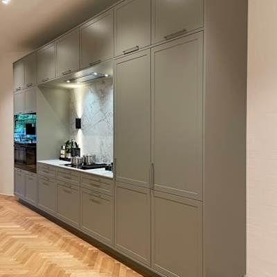 Shaker Stone Grey udstillingskøkken 