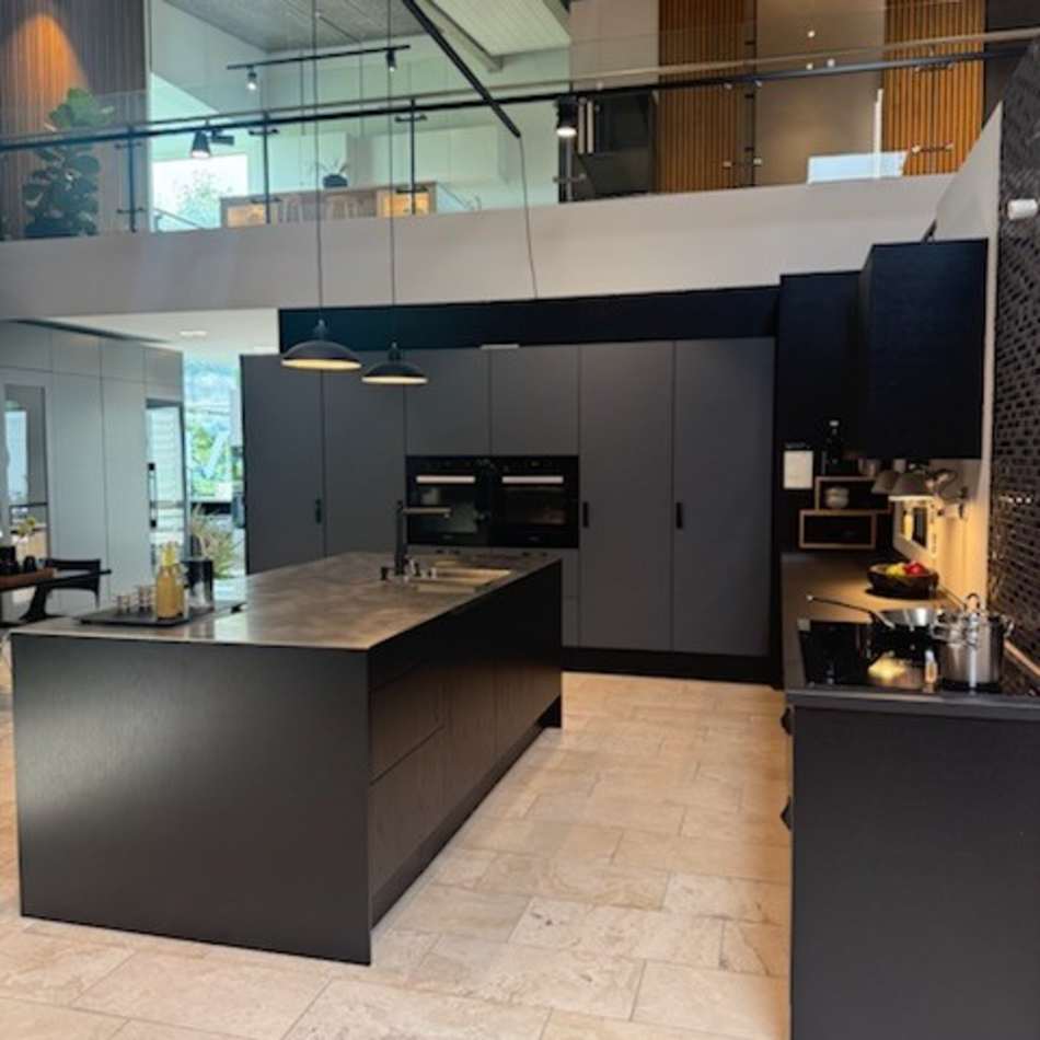 Sort og lavagrå Comet Fenix laminat med massiv trækant i sort