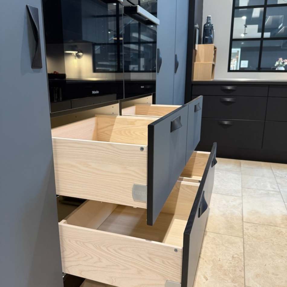 Sort og lavagrå Comet Fenix laminat med massiv trækant i sort