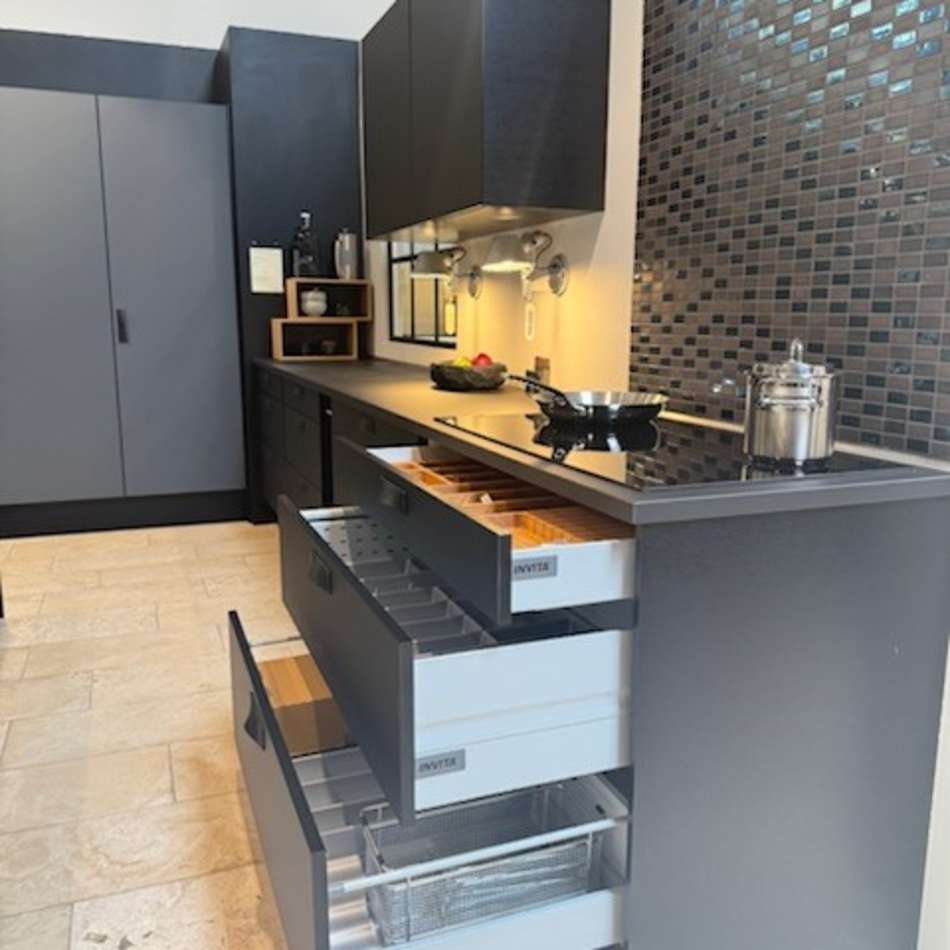 Sort og lavagrå Comet Fenix laminat med massiv trækant i sort