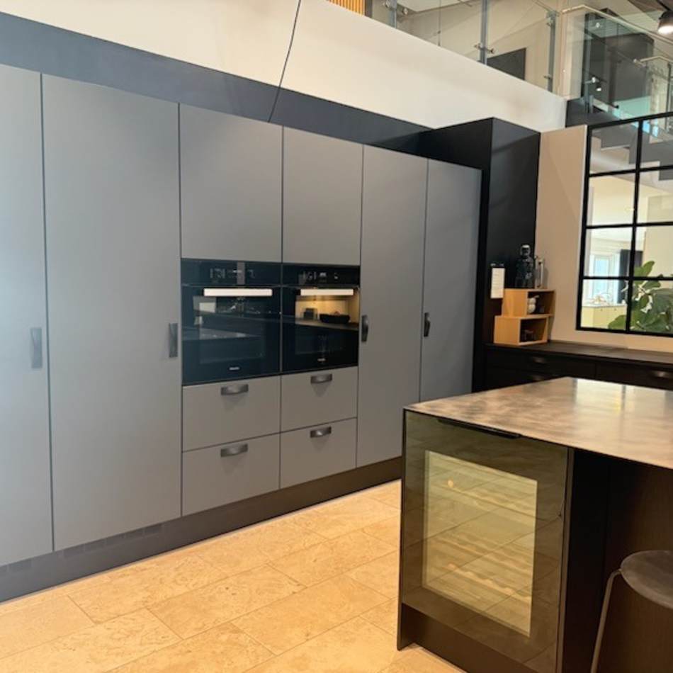 Sort og lavagrå Comet Fenix laminat med massiv trækant i sort