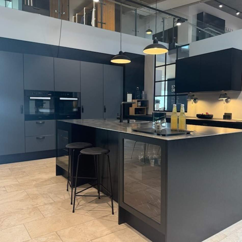 Sort og lavagrå Comet Fenix laminat med massiv trækant i sort