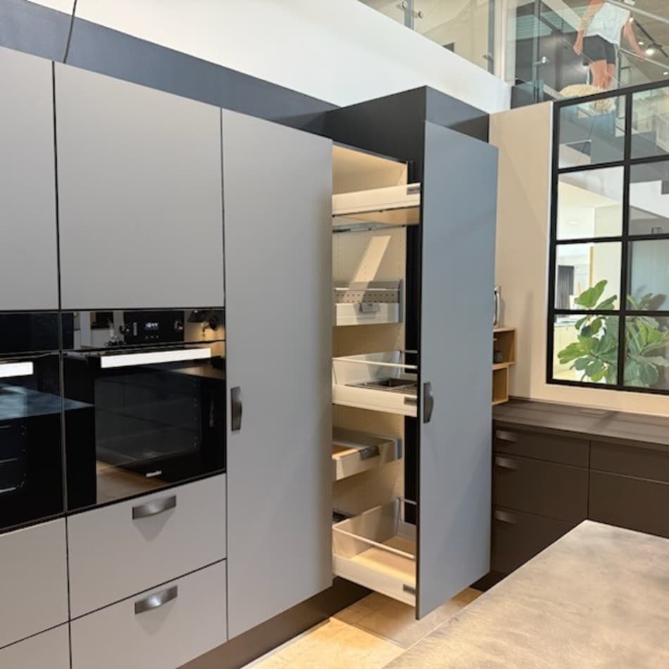 Sort og lavagrå Comet Fenix laminat med massiv trækant i sort