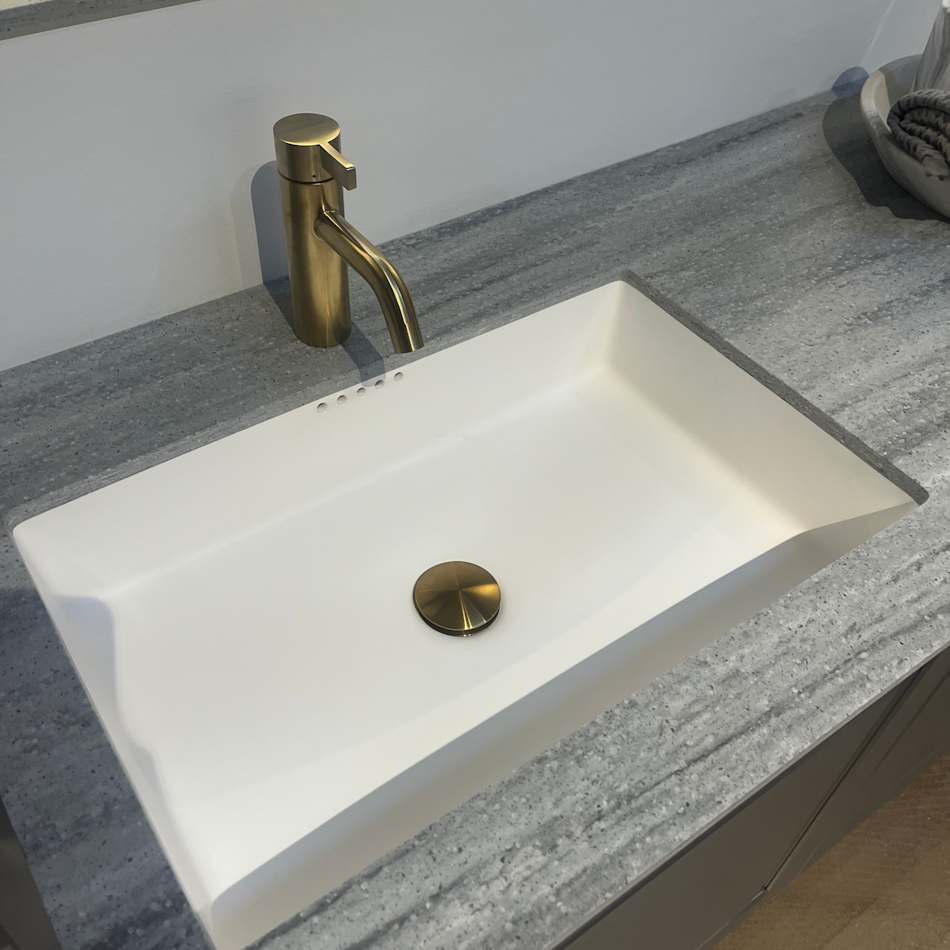 Nordic badeværelse med Solid Surface vask