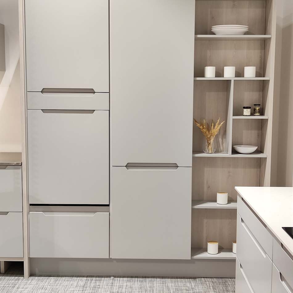 Vaaleanharmaa maalattu keittiö