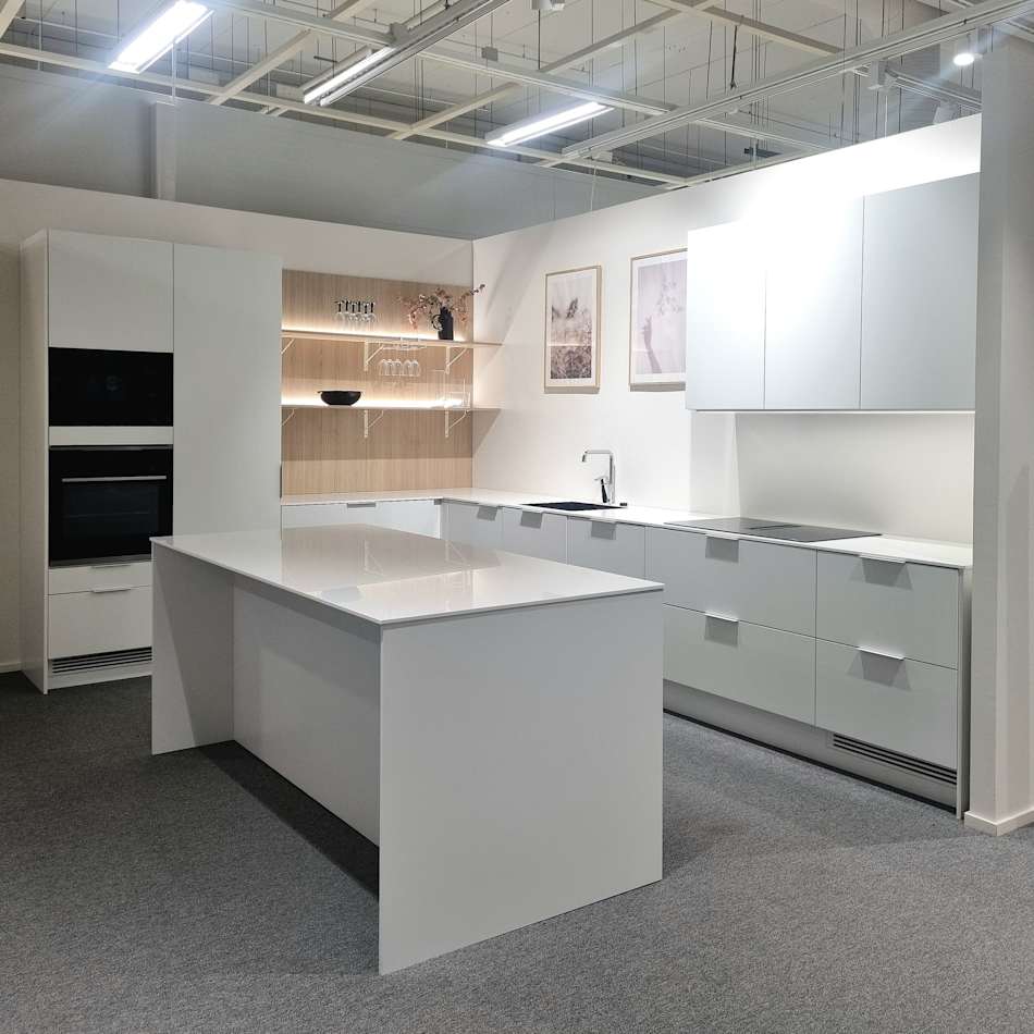 Ajaton Huurre keittiö saarekkeella ja kodinkoneilla