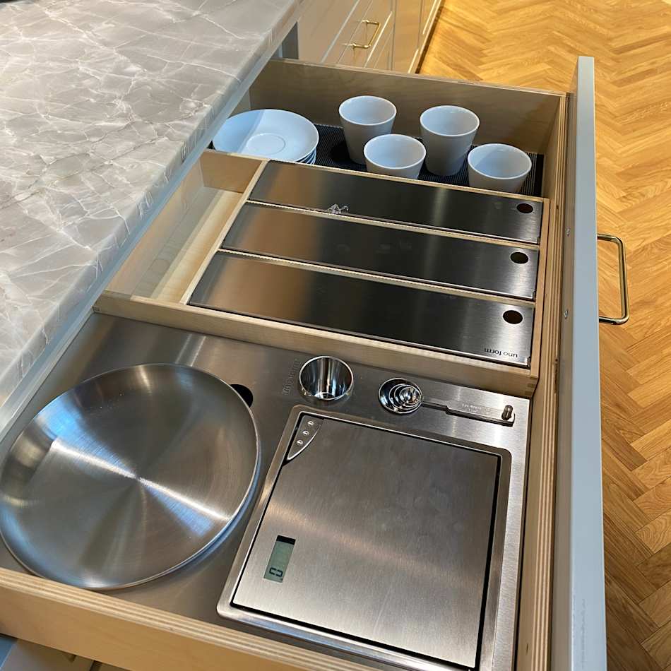Shaker snekkerkjøkken i fargen Kieselgrå