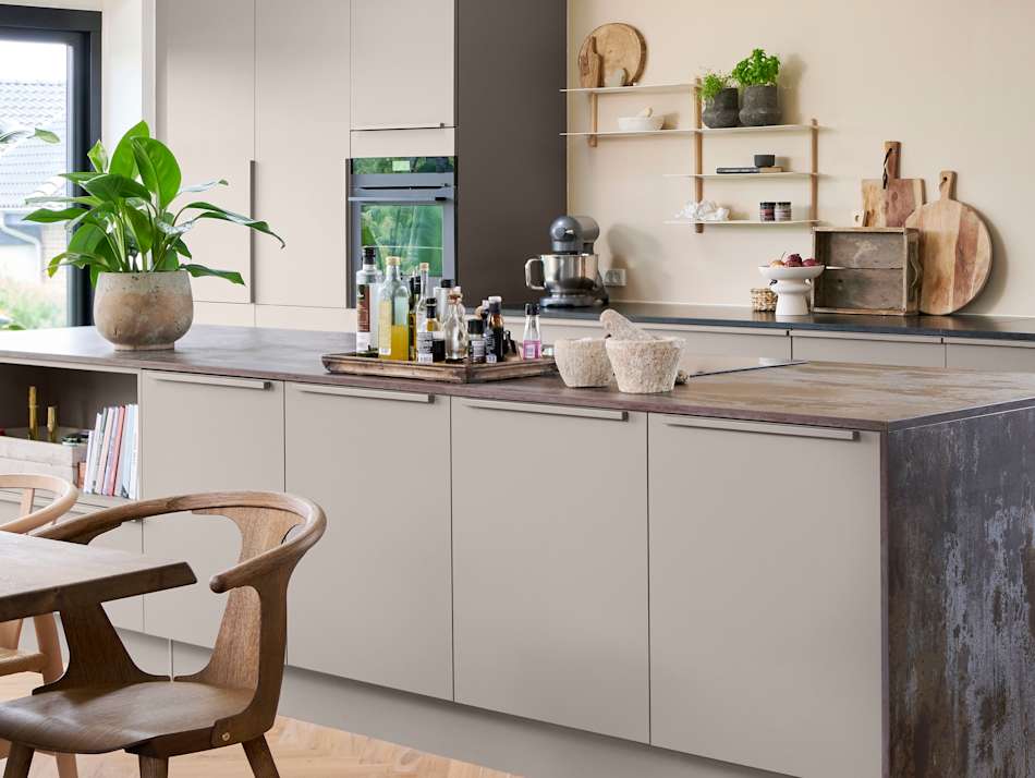 Sandfarget kjøkken i nordisk design | HTH | HTH