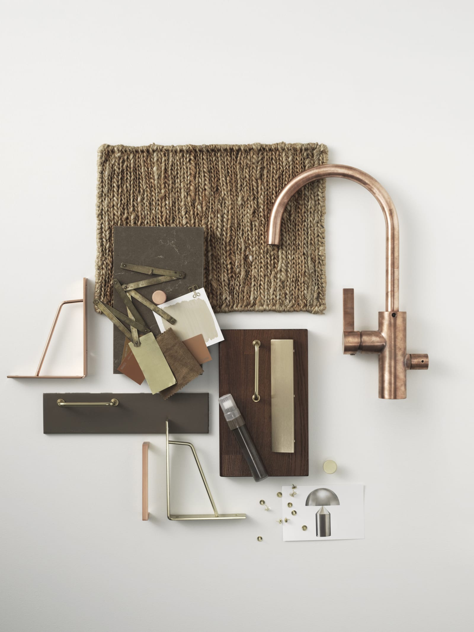 Moodboard med jute, en blandare i mässing, blandade varma metaller, brunt, mörkgrått och vitt