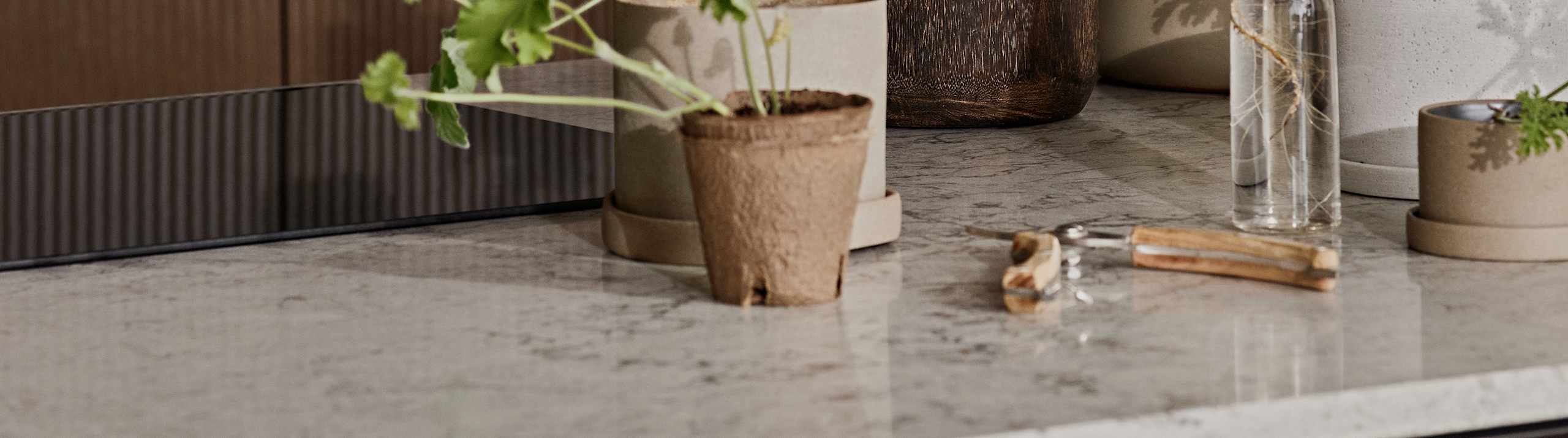 Be naturen inn og la de organiske formene møte hverdagen i Signatur Favn – et grenseløst kjøkken med naturens former i fokus.