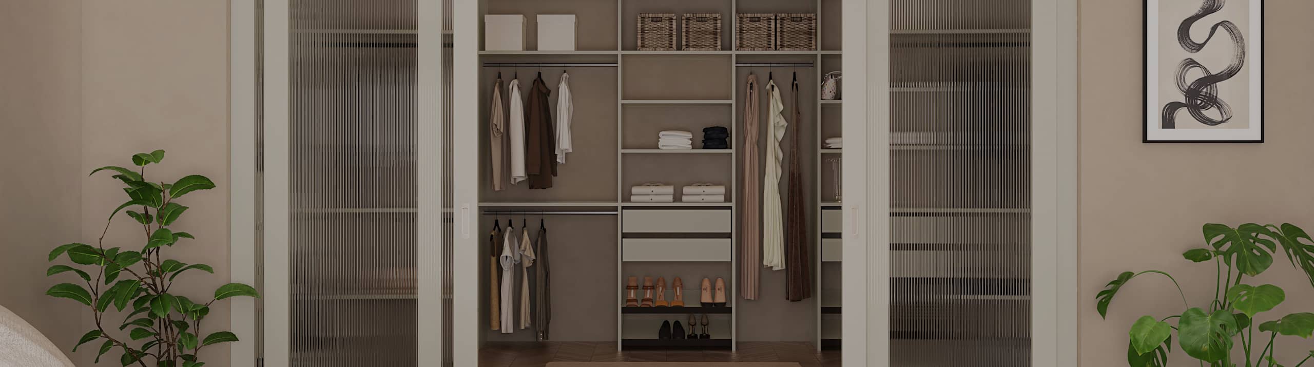 Walk-in garderobe med hvid interiør bag glasskydedøre med hvid ramme