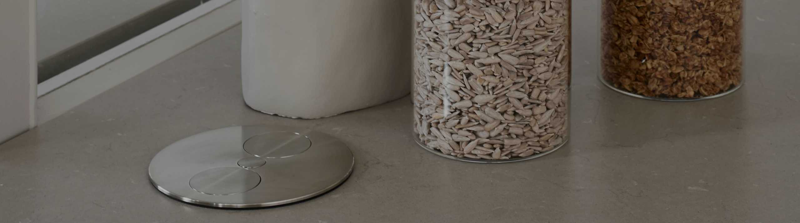 Nærbillede af lukket Powerport i beige køkkenø Athena Sand fra INVITA