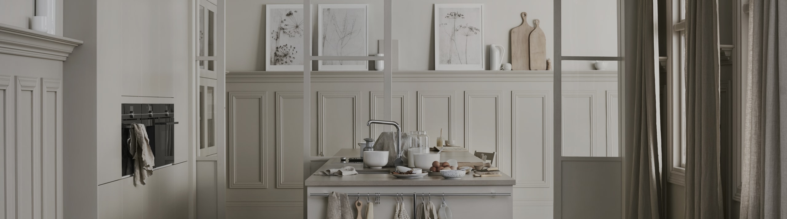 Et helhetlig bilde av det moderne beige kjøkkenet Line fra Sigdal med glatte dører i fargen Korn