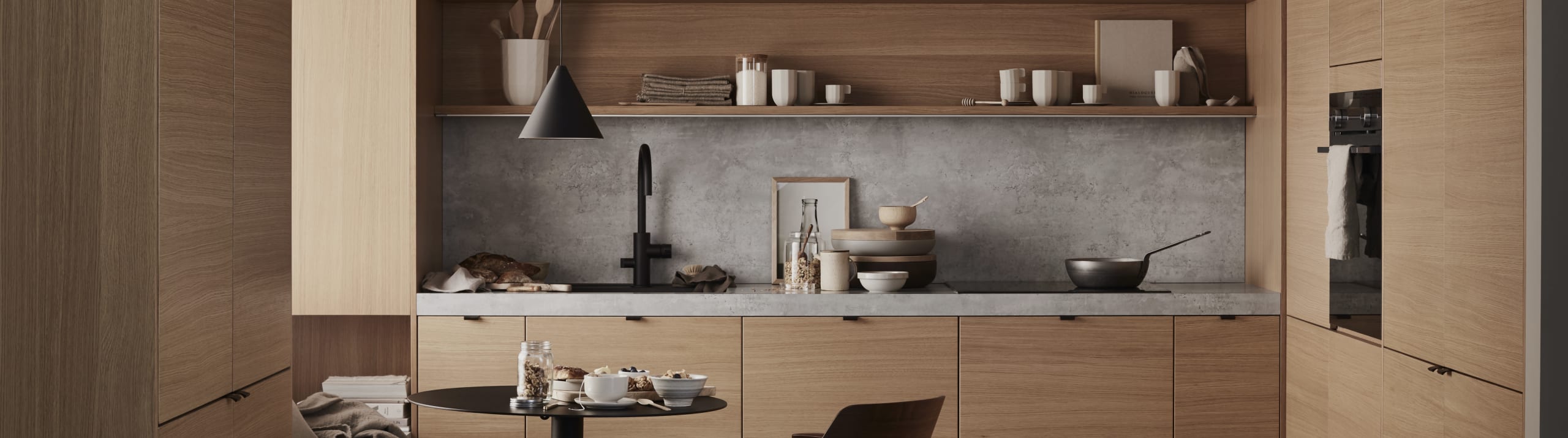 Elegant og moderne eikekjøkken. Slette fronter i eikefinér med integrert kantlist i eik som markerer kjøkkenets linjer og komposisjon.