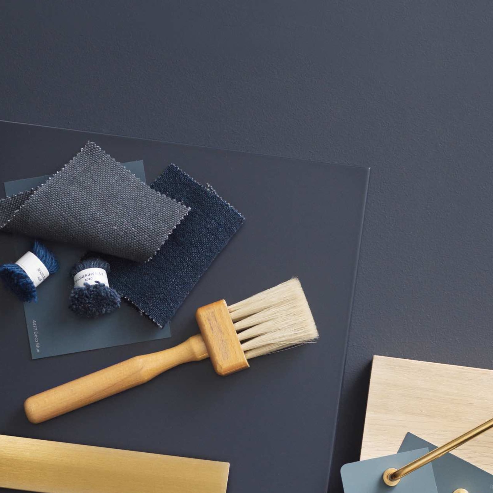 Tummansininen keittiön ovi värinäytteillä