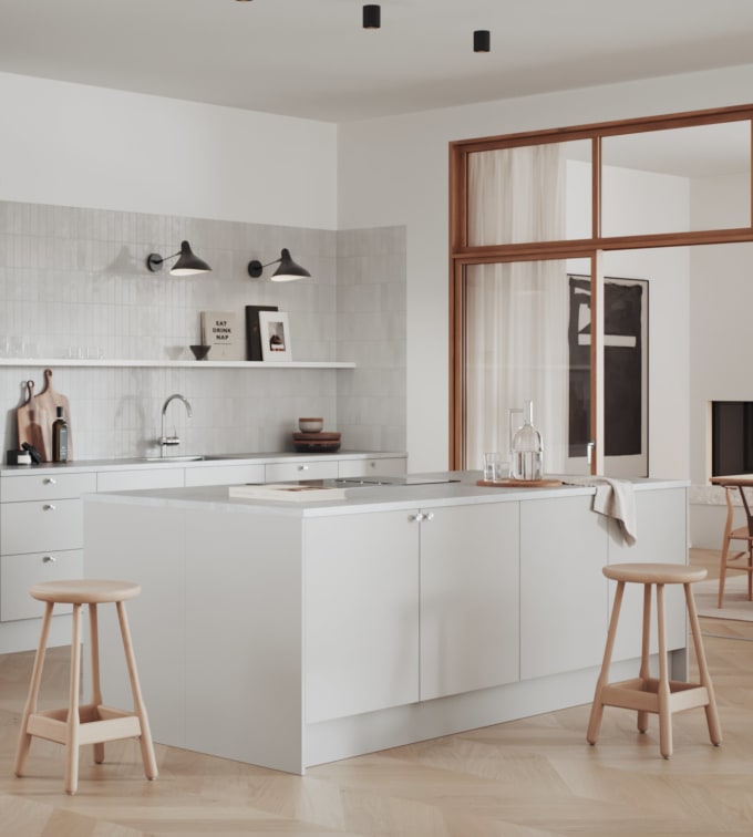 Hyperpraktisk lys grå kjøkken med renholdsvennlige fronter i malt slett MDF.