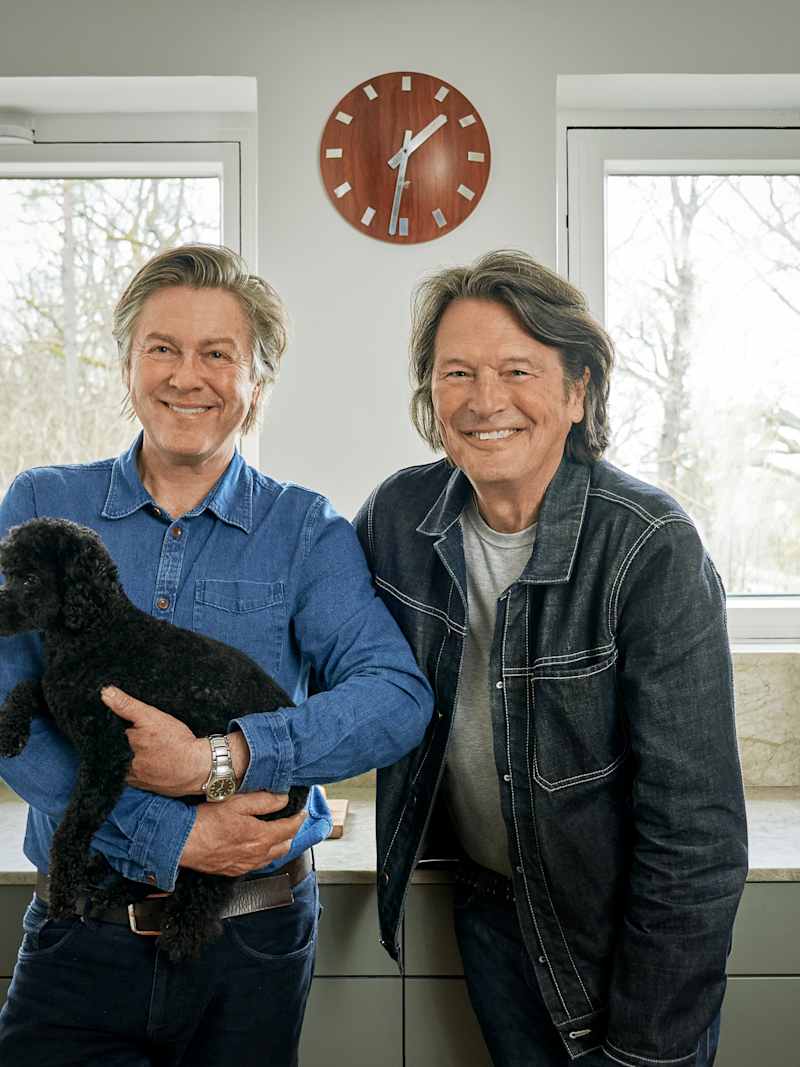 Niclas Steeve, Svante Öquist och hunden Musse i sitt gröna Arkitekt plus kök från Marbodal
