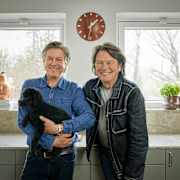 Niclas Steeve, Svante Öquist och hunden Musse i sitt gröna Arkitekt plus kök från Marbodal