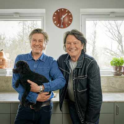 Niclas Steeve, Svante Öquist och hunden Musse i sitt gröna Arkitekt plus kök från Marbodal
