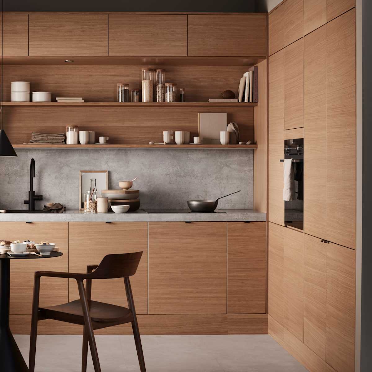 Elegant og moderne eikekjøkken. Slette fronter i eikefinér med integrert kantlist i eik som markerer kjøkkenets linjer og komposisjon.
