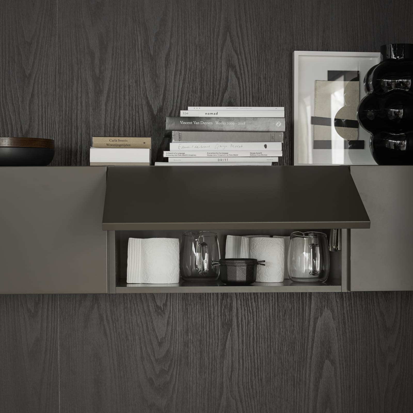 Marbodal Arkitekt plus Bark - Matsalshörnets väggskåp med klafflucka döljer smart förvaring.