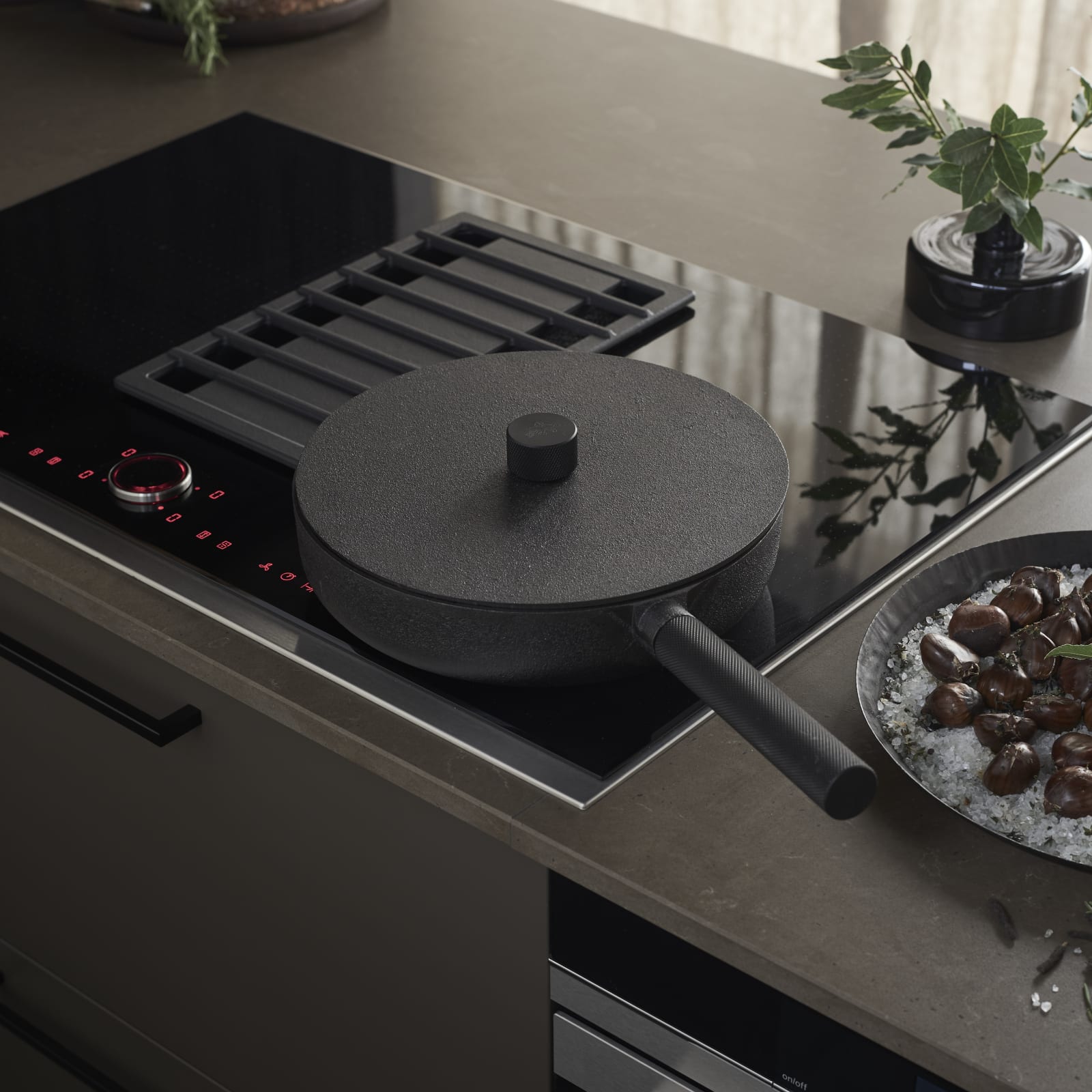 Line er en stilren kjøkkenmodell med et stort designregister. De slette MDF-frontene kan males i alle Sigdals standardfarger, eller valgfri NCS-farge mot et pristillegg.
