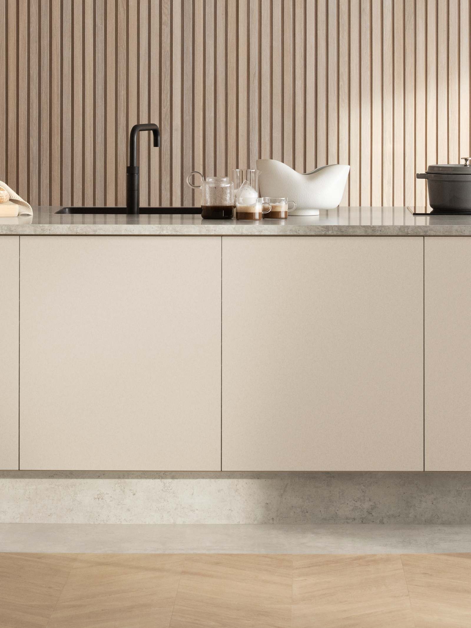 Beige kök Arkitekt Plus Sand, köksö med svart diskho och blandare