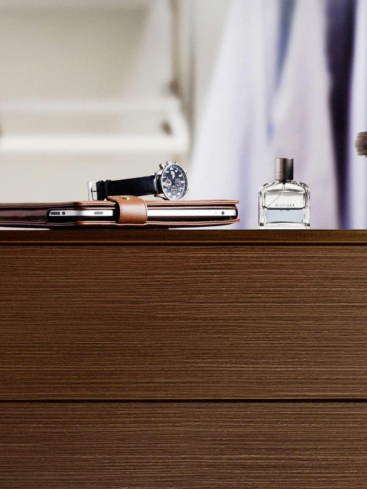 The luggage stand has practical drawers and a hand-sewn leather top