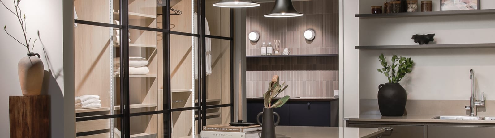 Grönt kök i shakerstil i Marbodals butik, vitrinskåp och köksö