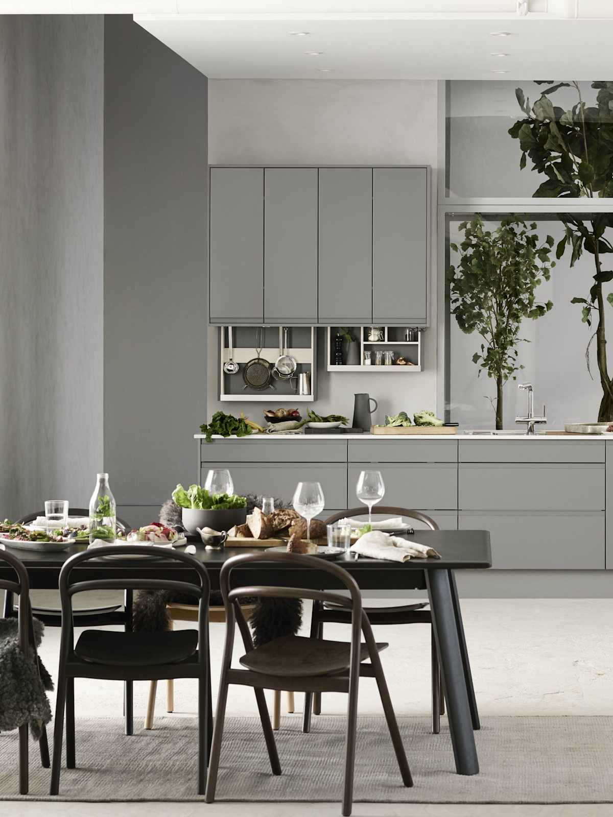 Herlig trendkjøkken med slette fronter og innfreste grep, som markerer modellens linjerene design. Horisont kjennetegnes av en klar og kjølig friskhet, noe som representerer ny nordisk design på sitt beste.